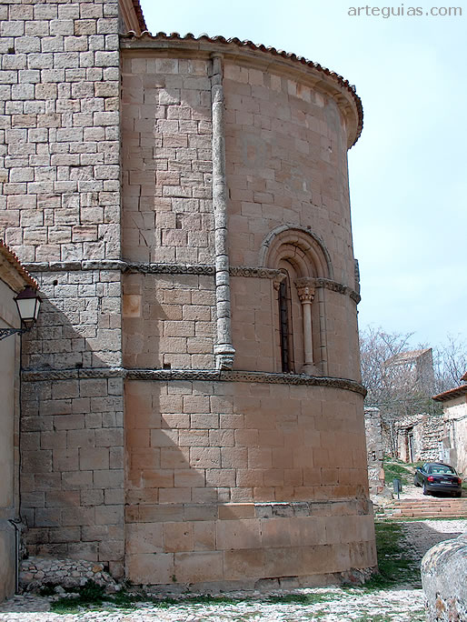 El &aacute;bside es el unico elemento rom&aacute;nico de la iglesia de la Trinidad