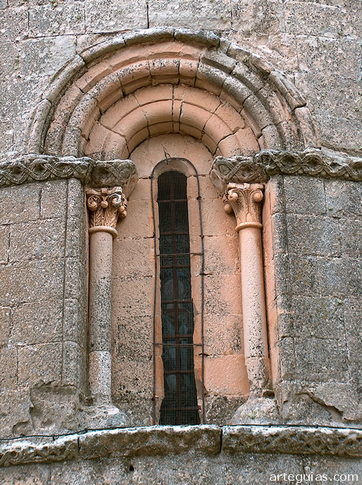 Ventanal del &aacute;bside. Iglesia atencina de la Trinidad
