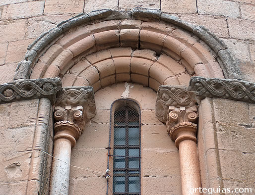 Ventanal rom&aacute;nico del &aacute;bside