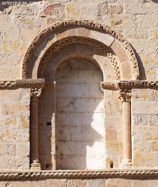 Ventanal del muro del &aacute;bside central
