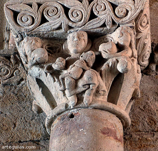 Capitel rom&aacute;nico en el &aacute;bside norte