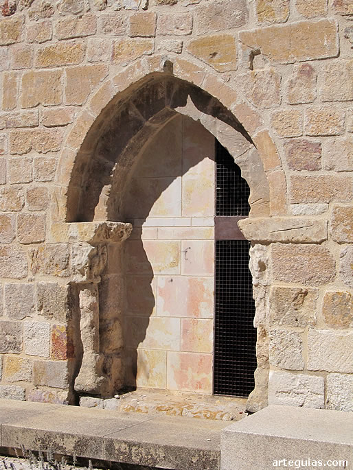 Peque&ntilde;a puerta del muro meridional