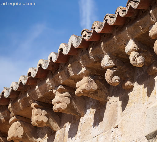 Conjunto de canecillos. Muchos son geom&eacute;tricos
