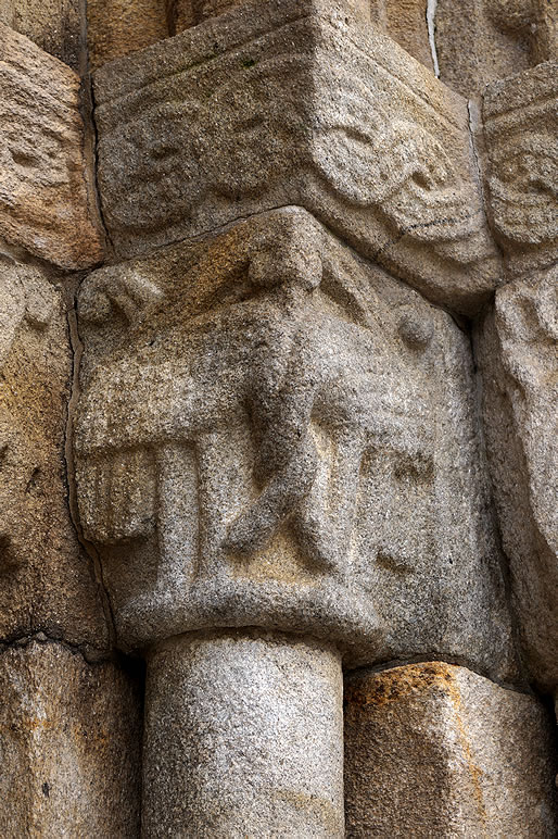 Capitel de la puerta occidental