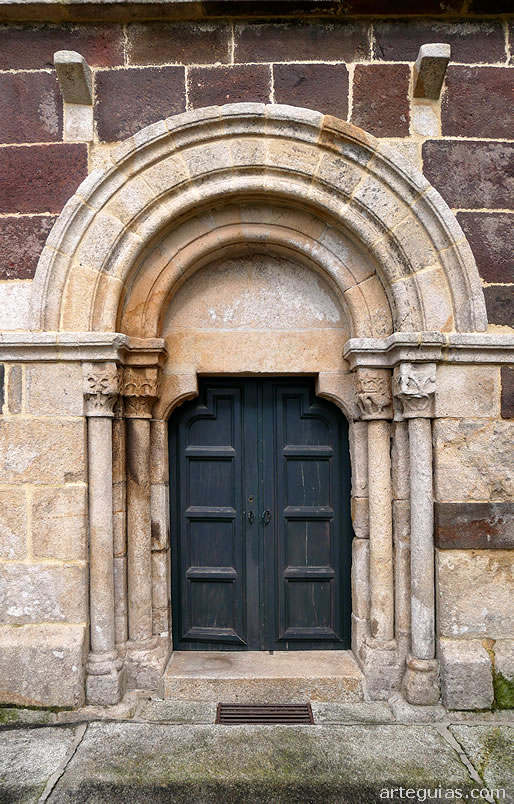Puerta sur de la iglesia de S&atilde;o Crist&oacute;v&atilde;o de Rio Mau