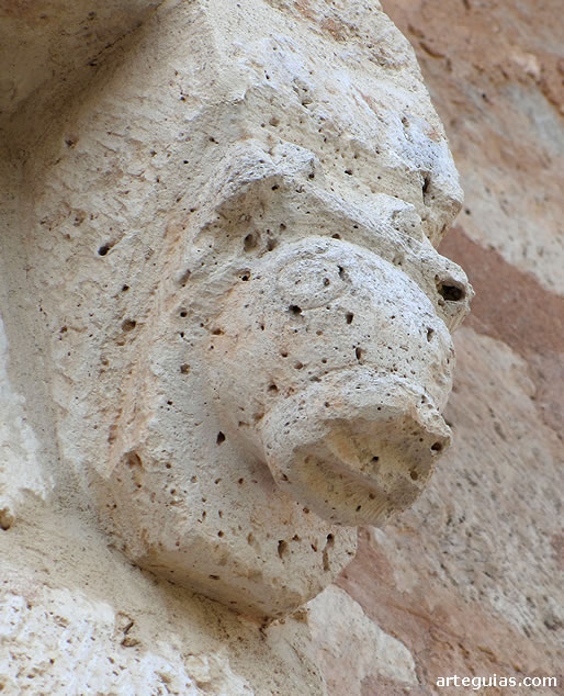 Canecillo del tejaroz de la puerta