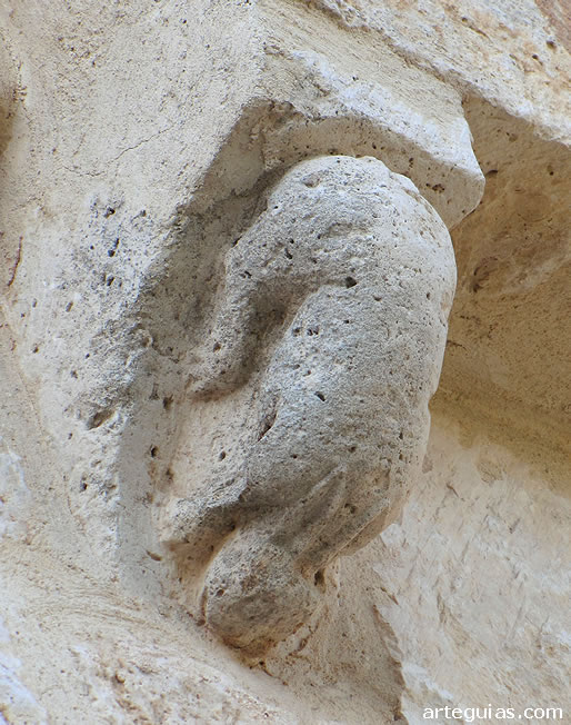 Canecillo con la imagen de un conejo