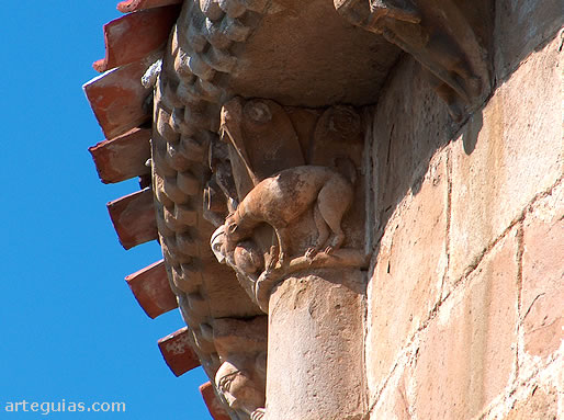 Capitel de una de las dos columnas del &aacute;bside