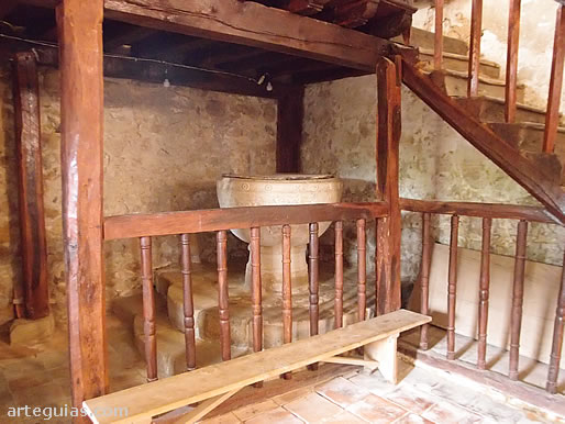 Rinc&oacute;n de la iglesia con la pila bautismal