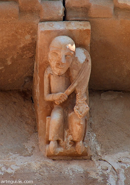 Canecillo con un m&uacute;sico