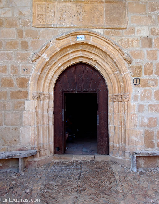 Modeta puerta g&oacute;tica en el muro meridional