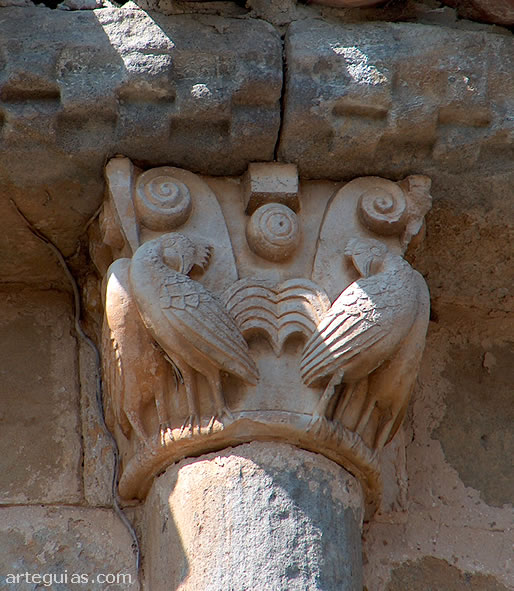 Capitel absidal con dos parejas de gallos