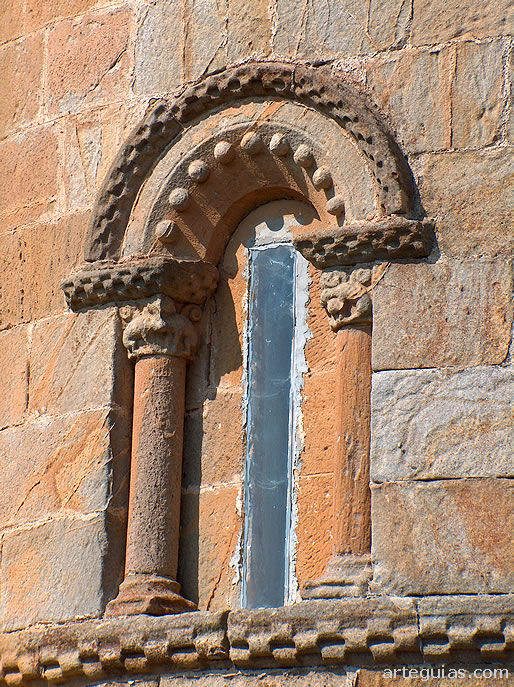 Ventanal central del &aacute;bside