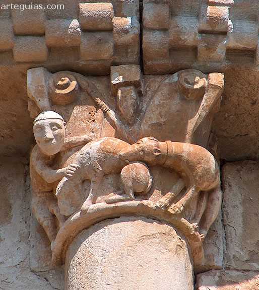 Capitel de la iglesia de Tabliega con un lance cineg&eacute;tico