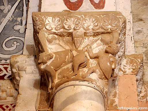 Soldado alanceando a un le&oacute;n