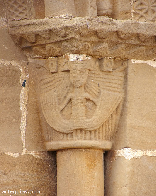 Capitel con una esquem&aacute;tica nereida