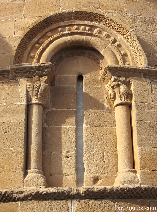 Uno de los dos ventanales visibles del &aacute;bside de Tirgo