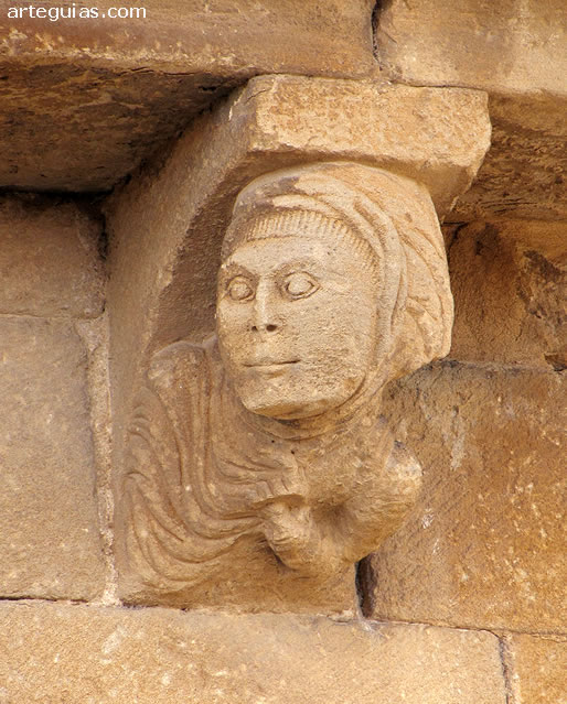 Una mujer esculpida en un canecillo