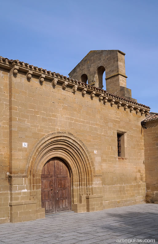 Iglesia de Tirgo, La Rioja: fachada meridional con la puerta y la espada&ntilde;a