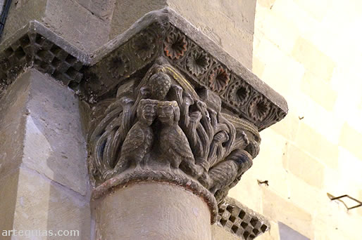 Capitel del arco triunfal de la iglesia de Tirgo