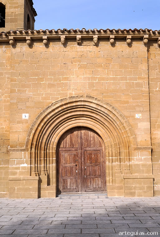 Puerta meridional inspirada en la de Santo Domingo de la Calzada