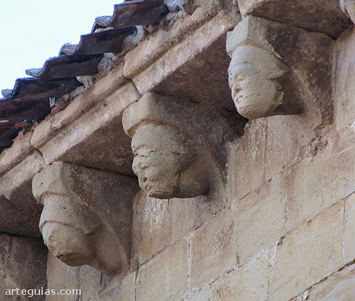 Canecillos de la cornisa norte
