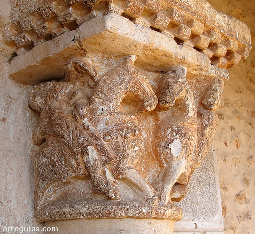 La escultura de la portada rom&aacute;nica es de finales del siglo XII