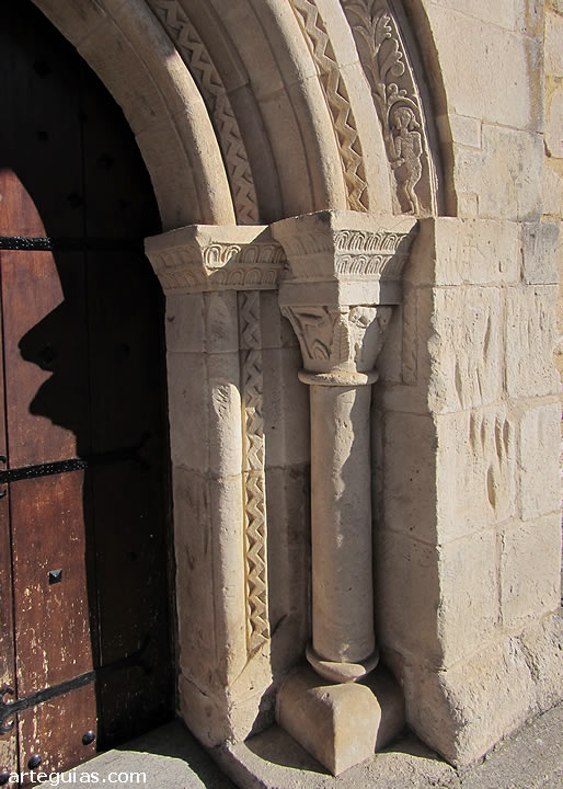 Detalle de la portada. Iglesia de Torresmenudas