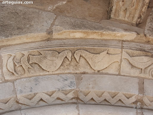 Guardapolvos con relieve de aves