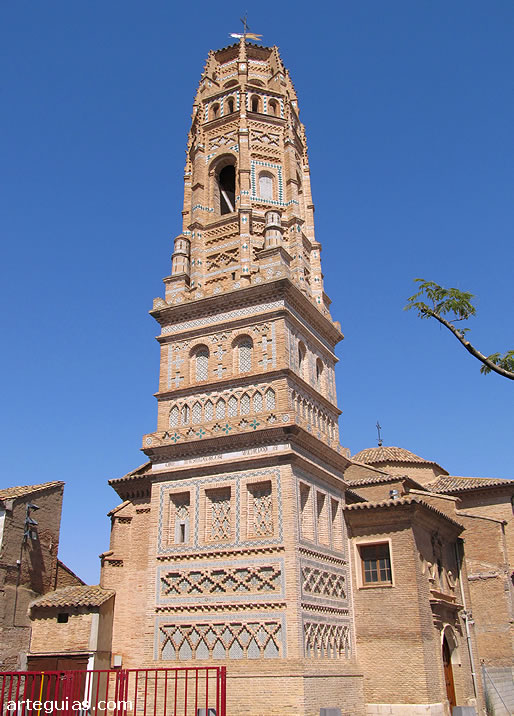 La torre campanario mud&eacute;jar es lo m&aacute;s importante de la iglesia de Utebo