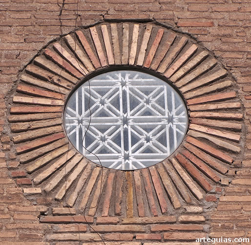 Peque&ntilde;o roset&oacute;n con tracer&iacute;as mud&eacute;jares