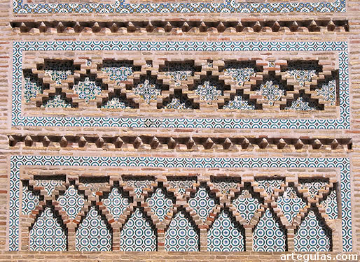 Detalle de la decoraci&oacute;n de la torre en su cuerpo inferior