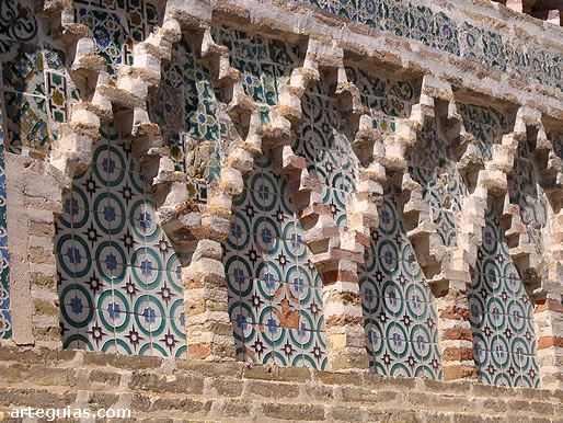 Muros con ladrillos en resalte y azulejos