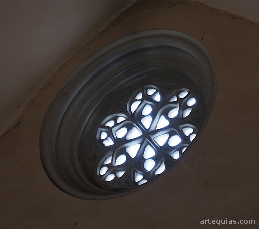Otro roset&oacute;n visto desde el interior de la iglesia