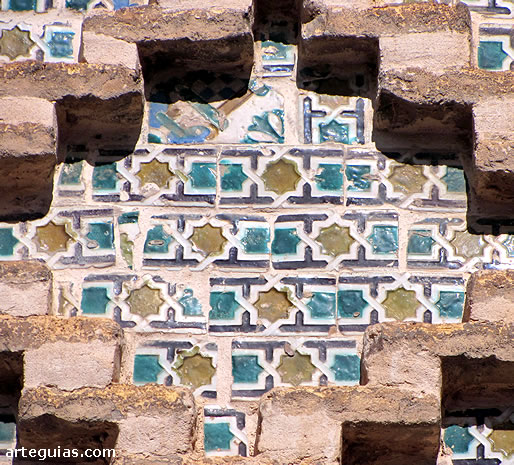 Azulejos de cer&aacute;mica vidriada de colores azul,, verde, blanco y melado