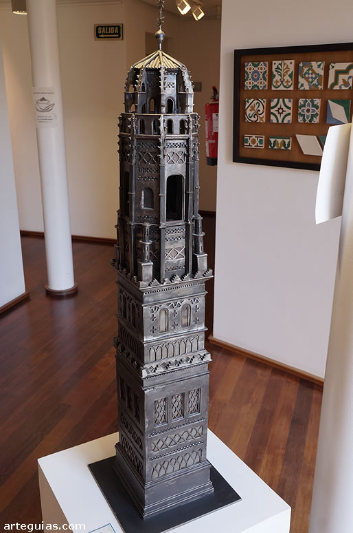 Maqueta del campanario de Utebo heccha con hierro soldado