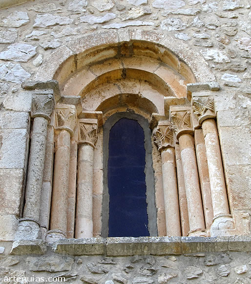 Ventanal rom&aacute;nico del &aacute;bside