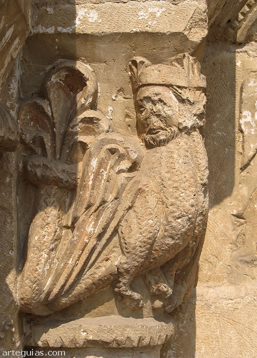 Capitel con arpia masculina y coronada