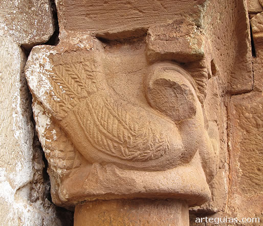 Capitel con una sirena ave