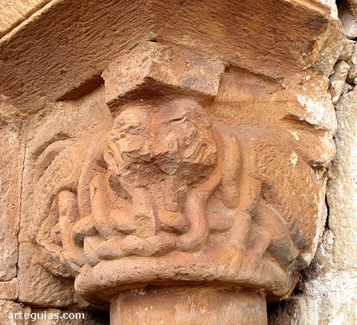 Capitel de la puerta rom&aacute;nica