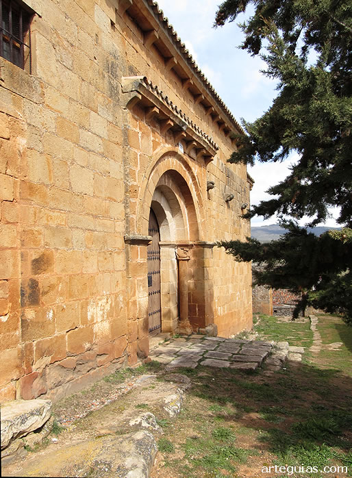 Iglesia de Valdege&ntilde;a: muro meridional y puerta rom&aacute;nica