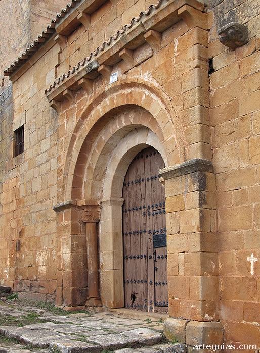 Puerta de la iglesia de Valdege&ntilde;a