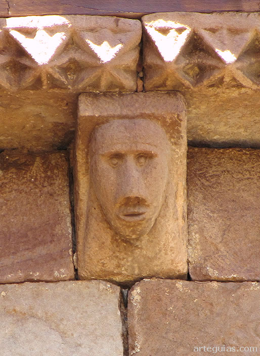 Misteriosa cara representada en un canecillo