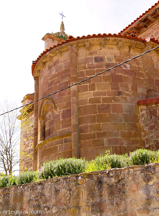 &Aacute;bside de la iglesia de Valmala desde el nordeste