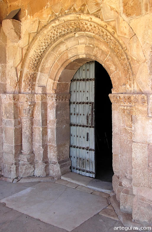 Puerta rom&aacute;nica de la iglesia