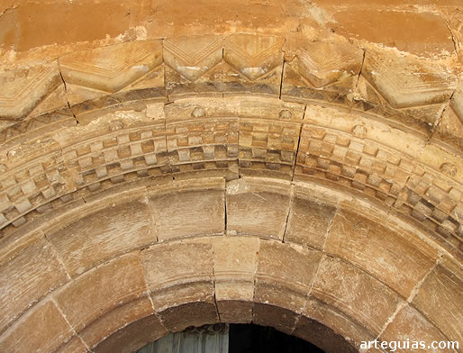 Decoraci&oacute;n de las arquivoltas y el guardapolvos