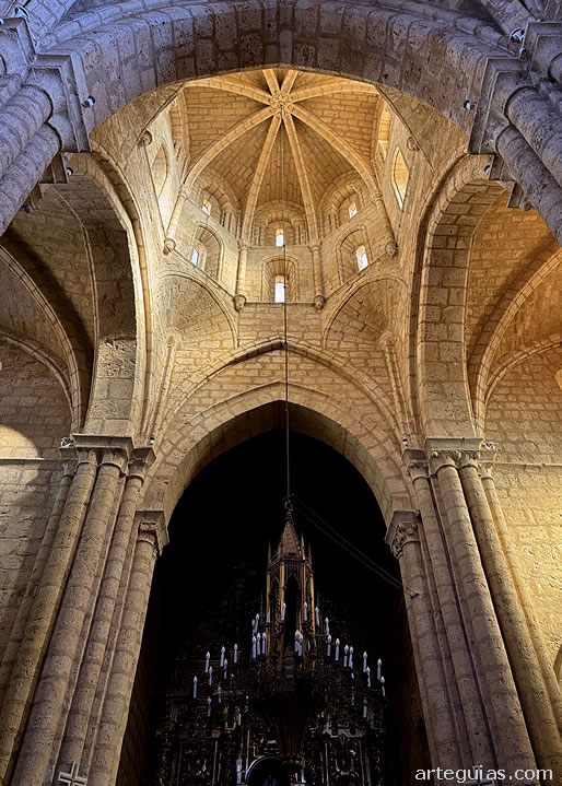 Crucero de la iglesia de Villamuriel de Cerrato con su famoso cimborrio sobre trompas