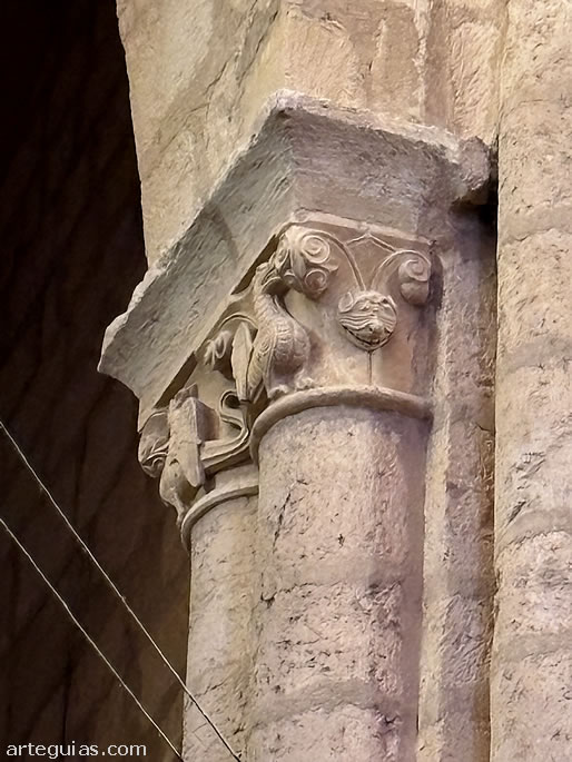 Capiteles con dragones