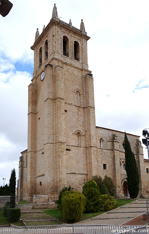 Torre campanario de base rom&aacute;nica