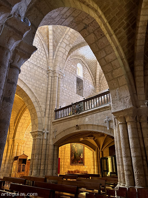 Interior de la iglesia con b&oacute;vedas, pilares y columnas de la escuela "hispanolanguedociana"